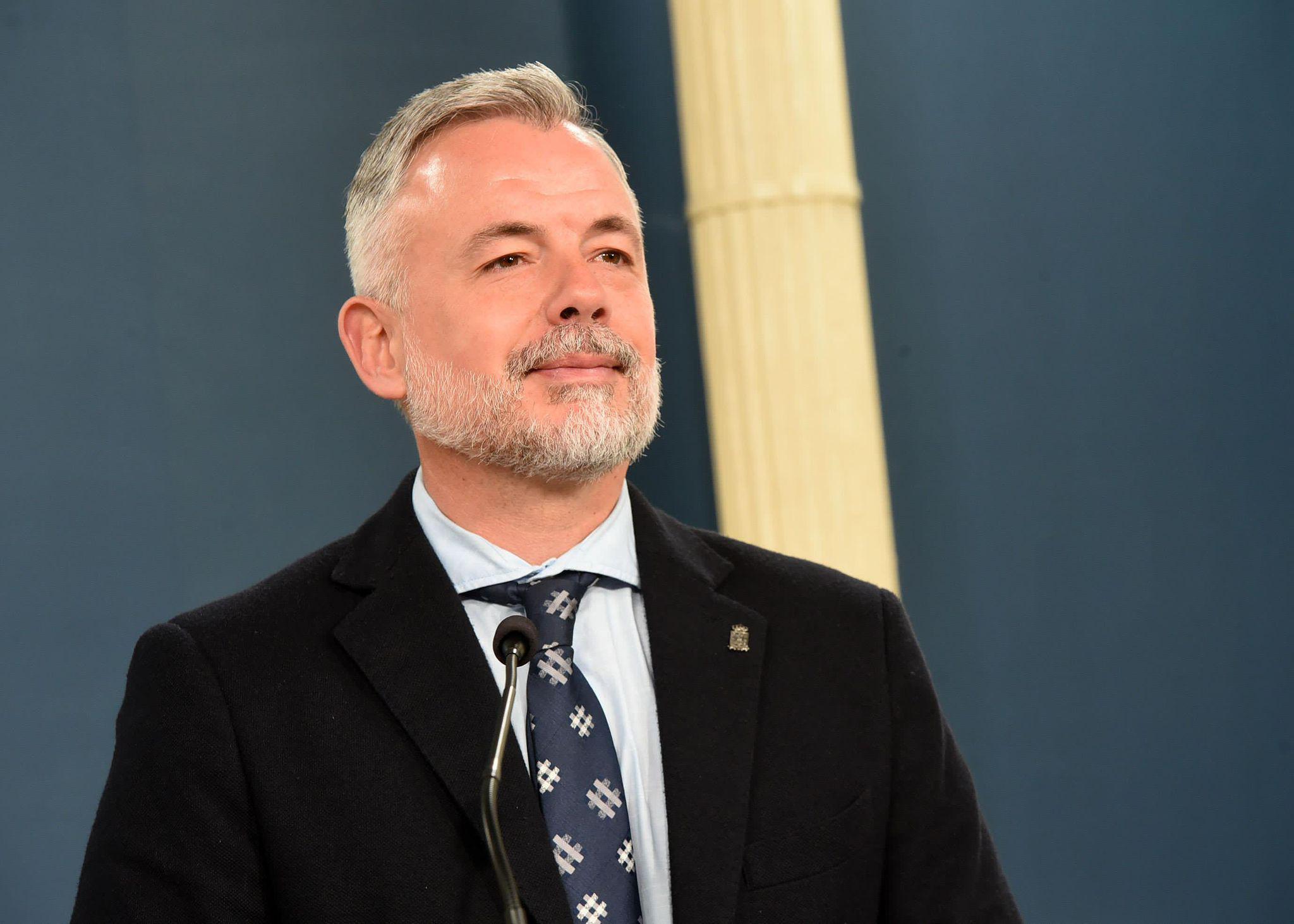 Nicolás Navarro desmiente que seis diputados del PP granadino estén cobrando un plus de locomoción, además de recibir coche y combustible gratis